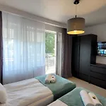 Apartment Goldenapart -apartamenty Z Dwiema Sypialniami, Basen